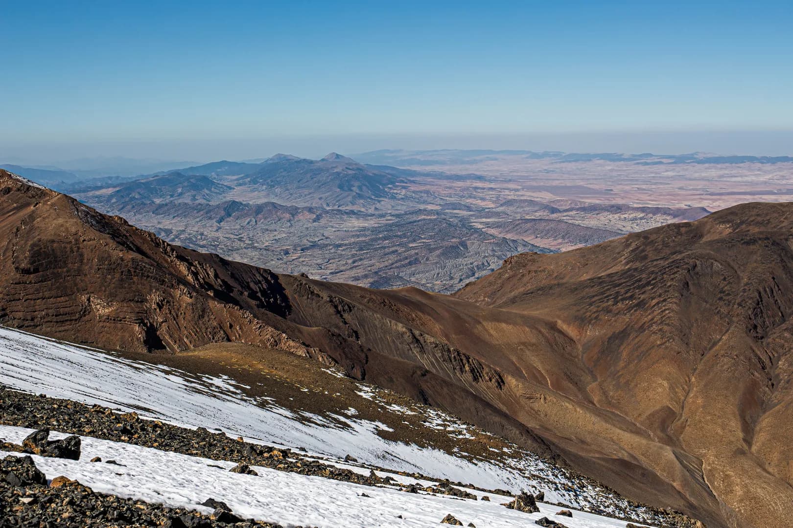 Paysages diversifiés du Maroc incluant montagnes et villes