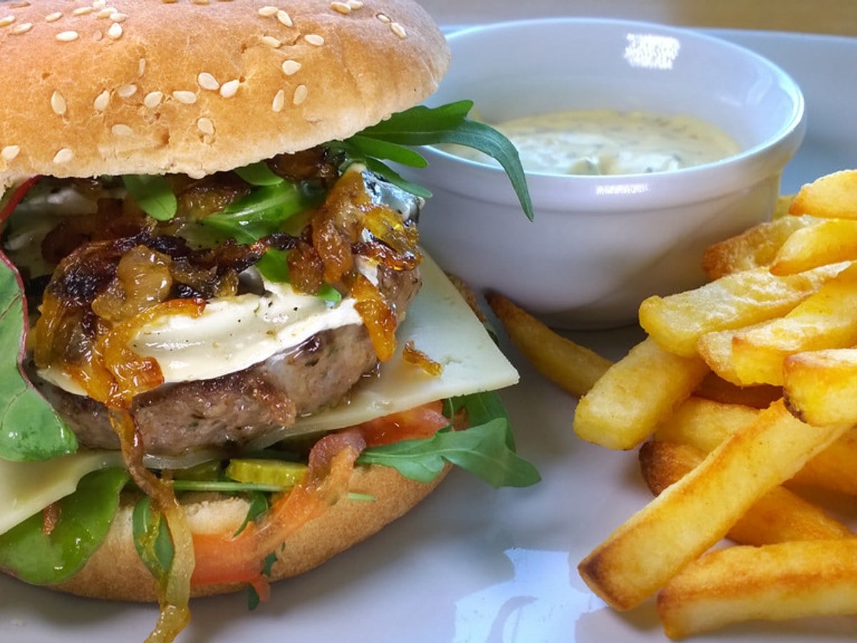 Burger gourmet inspiré de la cuisine marocaine avec viande kefta et garnitures fraîches