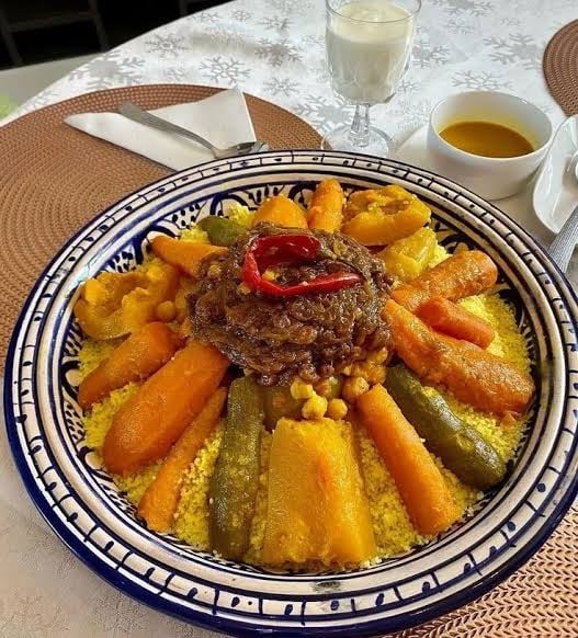Couscous marocain traditionnel aux légumes de saison et viande savoureuse