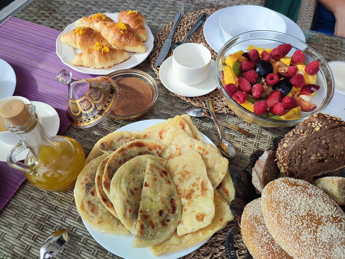 Ftor Beldi traditionnel marocain avec msemen chaud, œufs frais, miel et olives du terroir