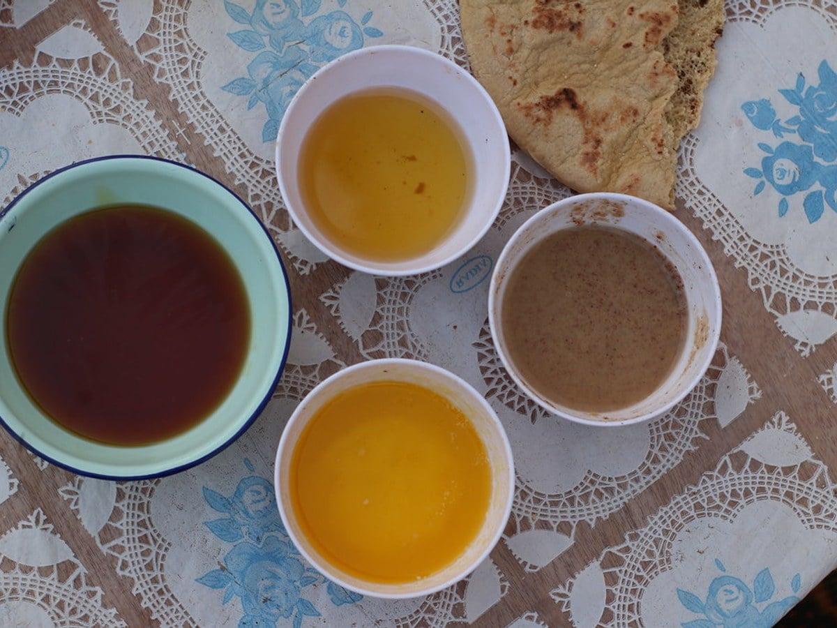 Petit-déjeuner Ftor Soussi traditionnel avec amlou artisanal, huile d'argan et pain marocain