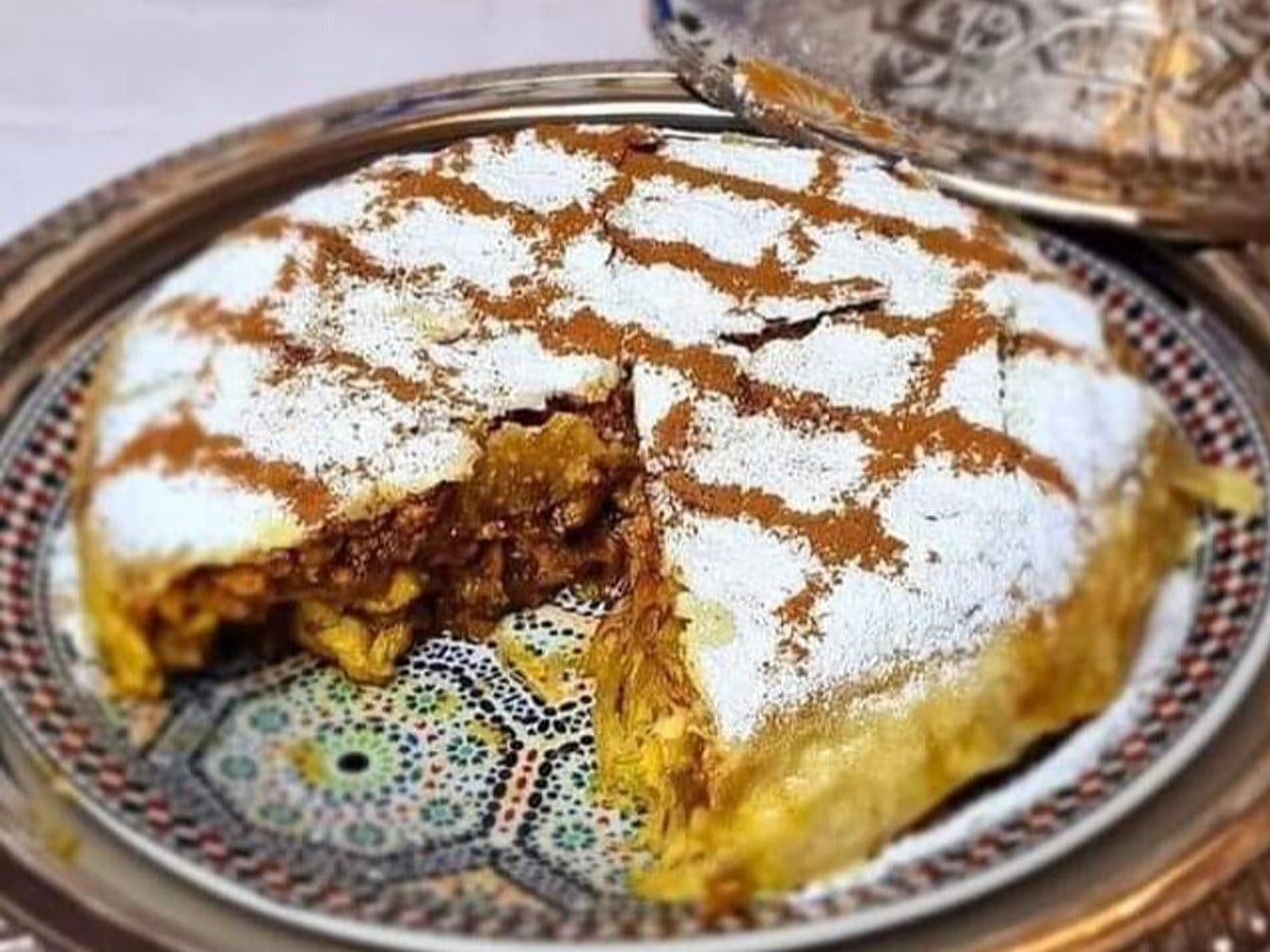 Pastilla marocaine traditionnelle au poulet et amandes dorées au Restaurant Bab Aourir