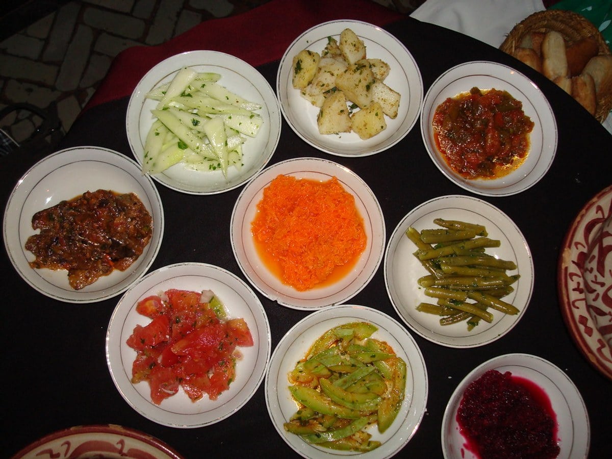 Assortiment de salades marocaines colorées zaalouk et taktouka servies en restaurant